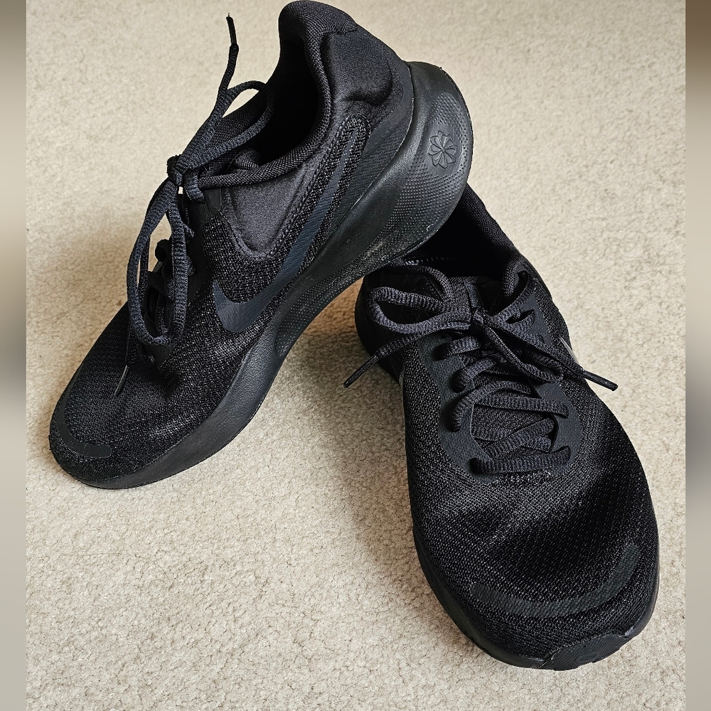 Women's Nike Revolution Black Running Shoes - Excellent Condition - Picture 6 of 7